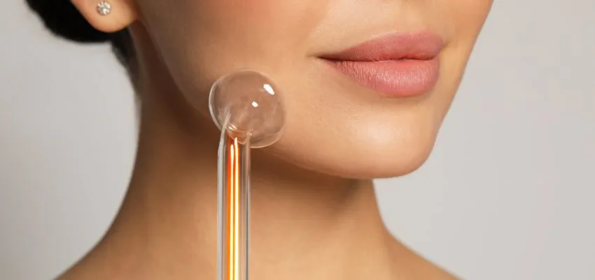 benefit of high frequency facial (1) The woman happily tries a high-frequency facial.