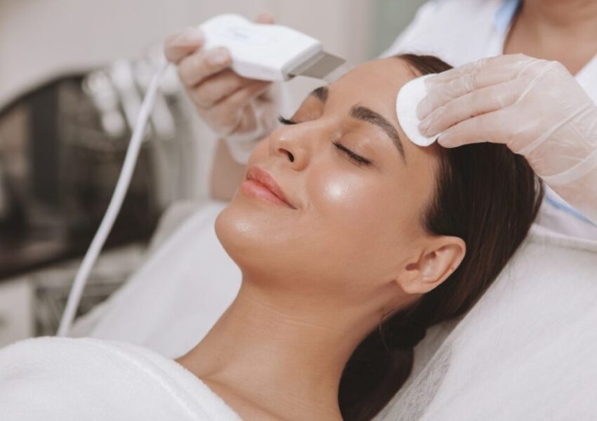 The woman is happy while undergoing a deep pore-cleansing facial.