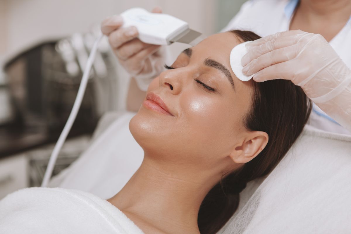 The woman is happy while undergoing a deep pore-cleansing facial.