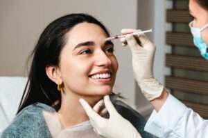 The woman is so happy while undergoing Botox at the age of 20.