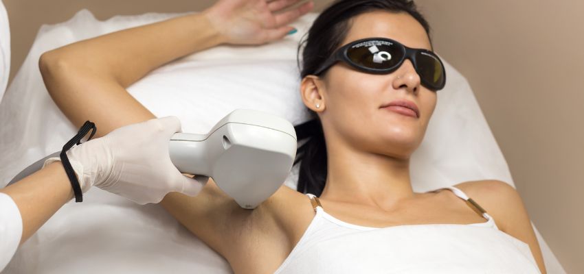 how long between laser hair removal sessions (1) The woman is undergoing laser hair removal to remove the hair from her armpits.