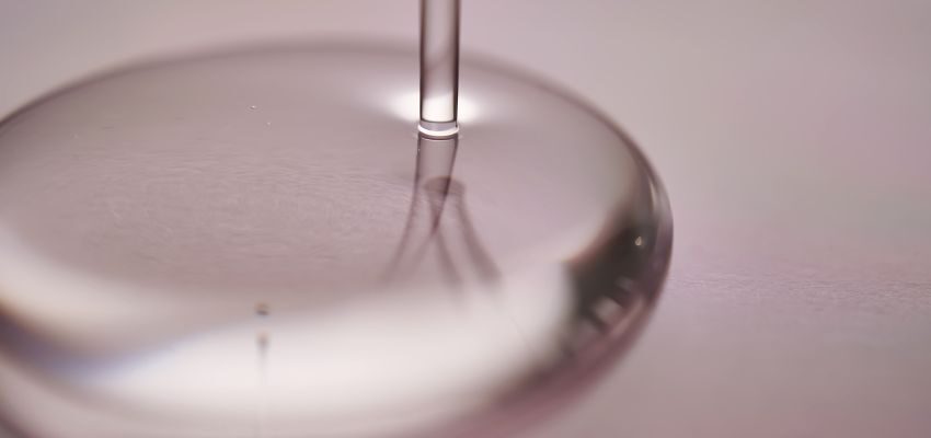 Can you use peptides with retinol (1) A liquid of retinol.