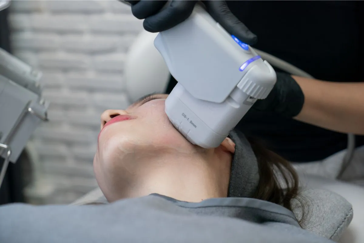 collagen-boosting-procedures1 A woman undergoing several sessions of collagen boosting treatments.