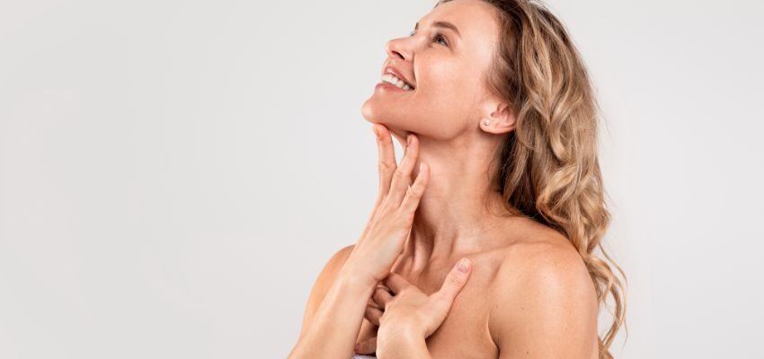 how to tighten neck skin naturally (2) The woman is happy after the wrinkles on her neck are removed.