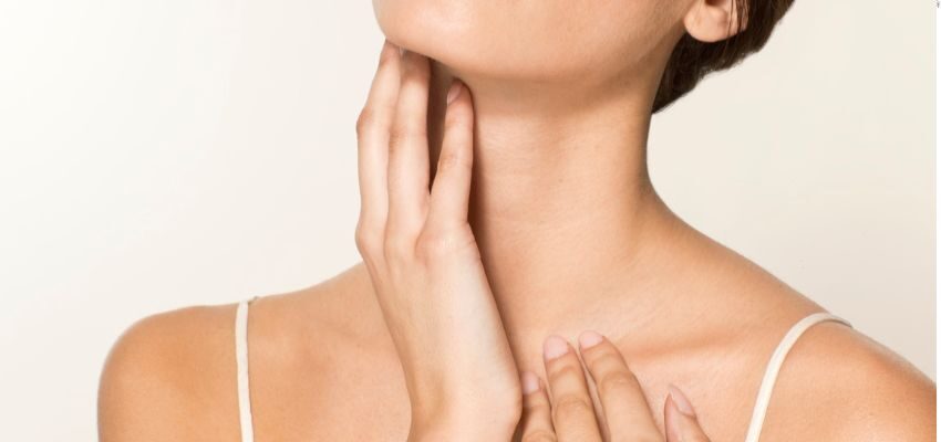 how to tighten neck skin naturally (3) The woman touches her neck to feel for wrinkles.
