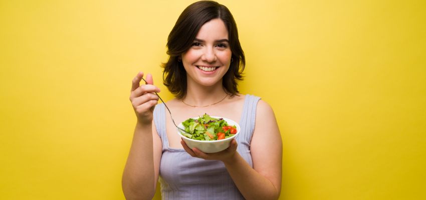 how to get rid of spider veins naturally (1) The woman eats foods rich in fiber, potassium, and antioxidants, which help the roots stay healthy and strong.