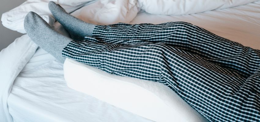 how to get rid of spider veins naturally (2) The woman raises her legs when sleeping.
