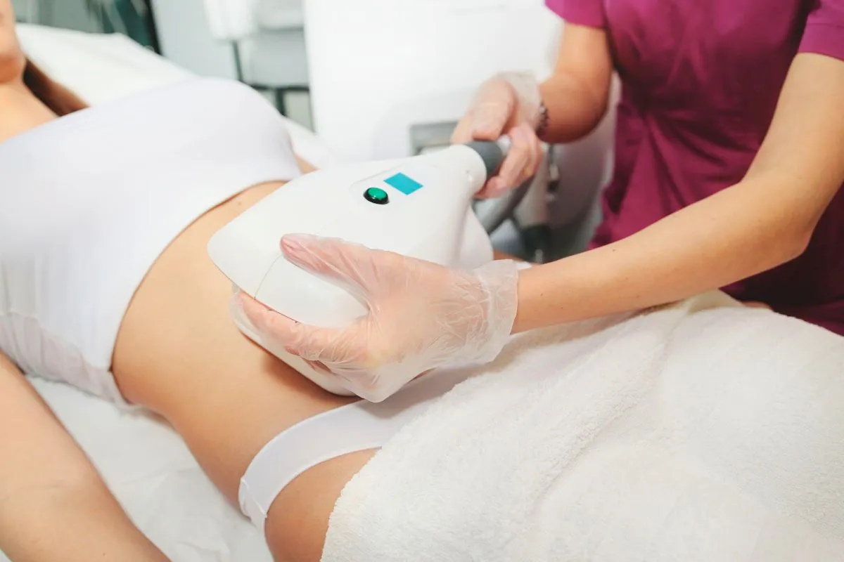 coolsculpting4 CoolSculpting treatment for reducing stubborn belly fat in a clinic setting.